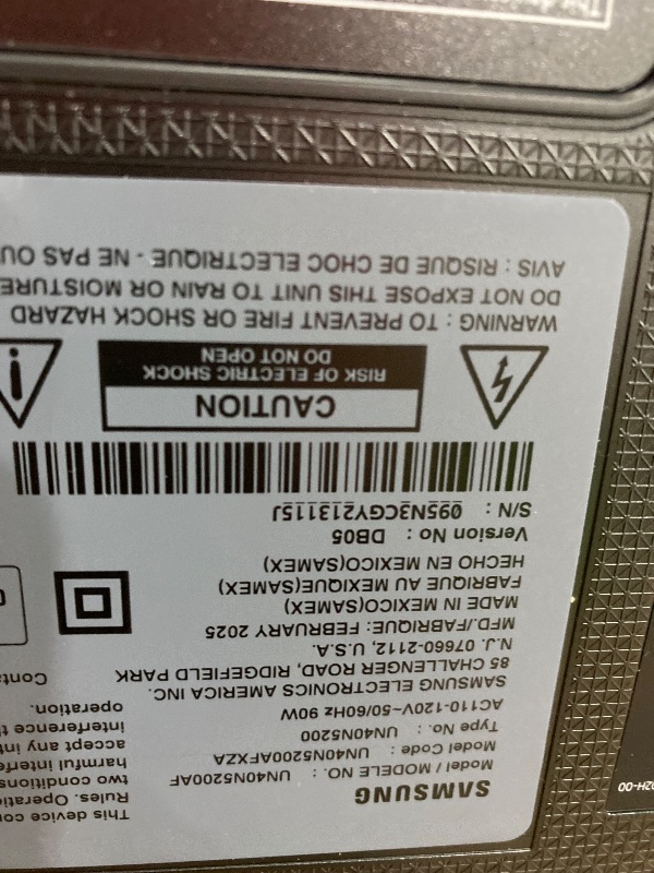 Photo 1 of **smashed screen final sale**SAMSUNG 40-inch Class LED Smart FHD TV 1080P (UN40N5200AFXZA, 2019 Model), Black