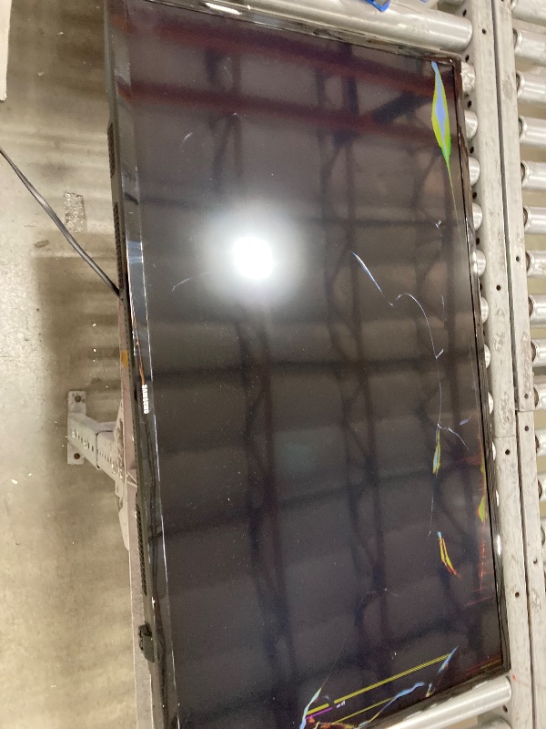Photo 1 of **smashed screen final sale**SAMSUNG 40-inch Class LED Smart FHD TV 1080P (UN40N5200AFXZA, 2019 Model), Black