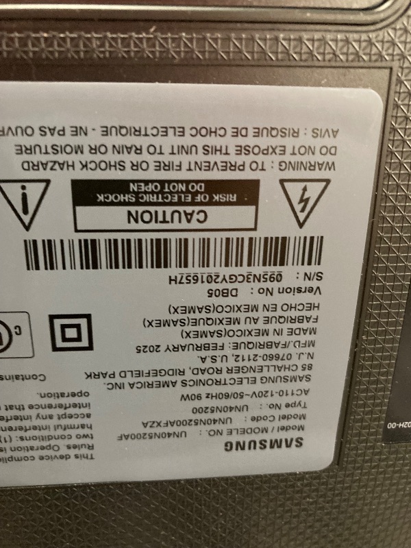 Photo 1 of **smashed screen final sale**SAMSUNG 40-inch Class LED Smart FHD TV 1080P (UN40N5200AFXZA, 2019 Model), Black