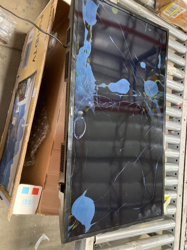 Photo 1 of **SMASHED SCREEN FINAL SALE**SAMSUNG 40-inch Class LED Smart FHD TV 1080P (UN40N5200AFXZA, 2019 Model), Black