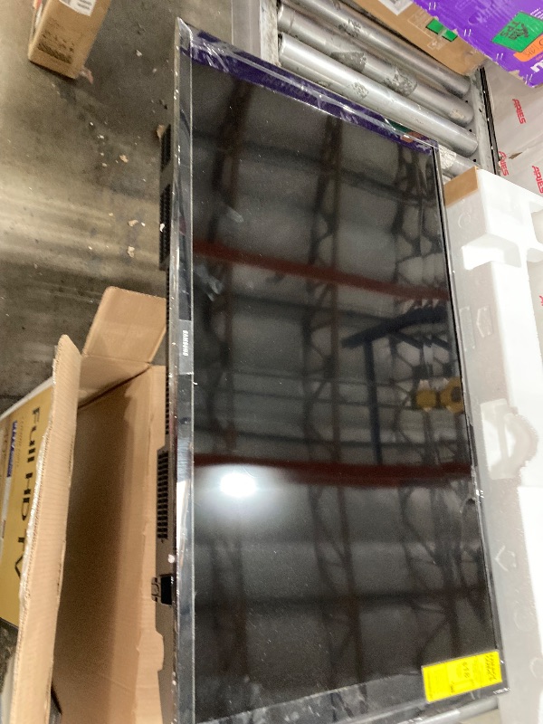 Photo 1 of **SMASHED SCREEN FINAL SALE**SAMSUNG 40-inch Class LED Smart FHD TV 1080P (UN40N5200AFXZA, 2019 Model), Black