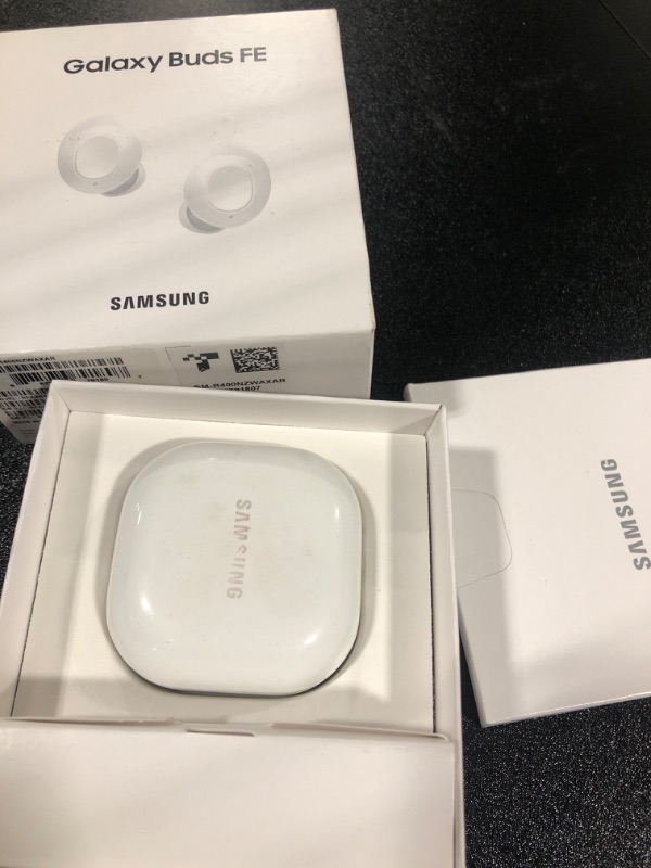 Photo 1 of **VERY USED**8Samsung Galaxy Buds FE True Wireless Bluetooth Earbuds, Comfort and Secure in Ear Fit, Auto Switch Audio, Touch Control, Built-in Voice Assistant, White [US Version, 1Yr Manufacturer Warranty]