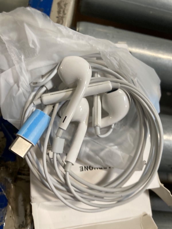 Photo 1 of 2 Packs USB C Headphones for iPhone 16/15 Pro Max Plus Type C Earbuds Wired Earphones with Mic & Remote Control Noise Cancelling for iPhone 16/15 pro, iPad Pro, Galaxy S23/S22/S21/S20/Ultra Note 10/20