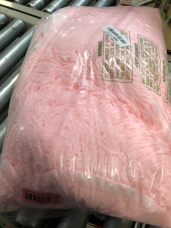 Photo 1 of Pink Fluffy Comforter Cover, Ultra Soft Faux Fur Duvet Cover Bedding Sets 3 Pieces with Pillow Cases, Fluffy Bed Set Zipper Closure (Pink, Queen)