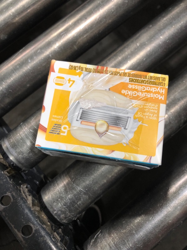 Photo 1 of Venus MoistureGlide Women's Razor Blades, With Built-in Shave Gel Bars, 4 Razor Blade Refills
