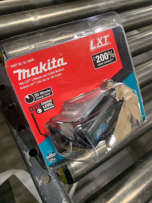 Photo 1 of Makita BL1860B 18V LXT Lithium-Ion 6.0 Ah Battery