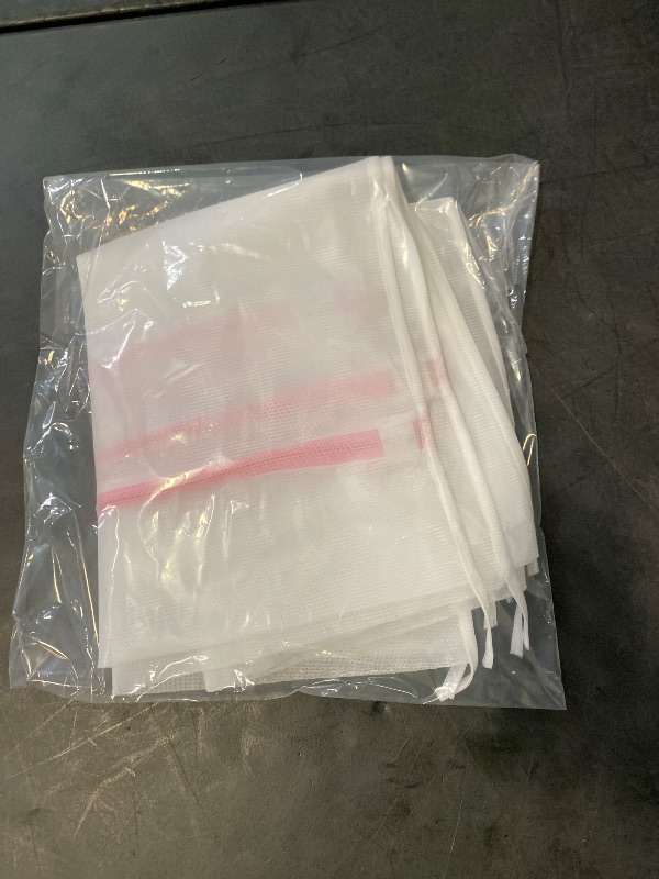 Photo 1 of Mesh Laundry Bags, Set of 6, Zipper Closure. Sizes 2 smalls, 2 med and 2 large