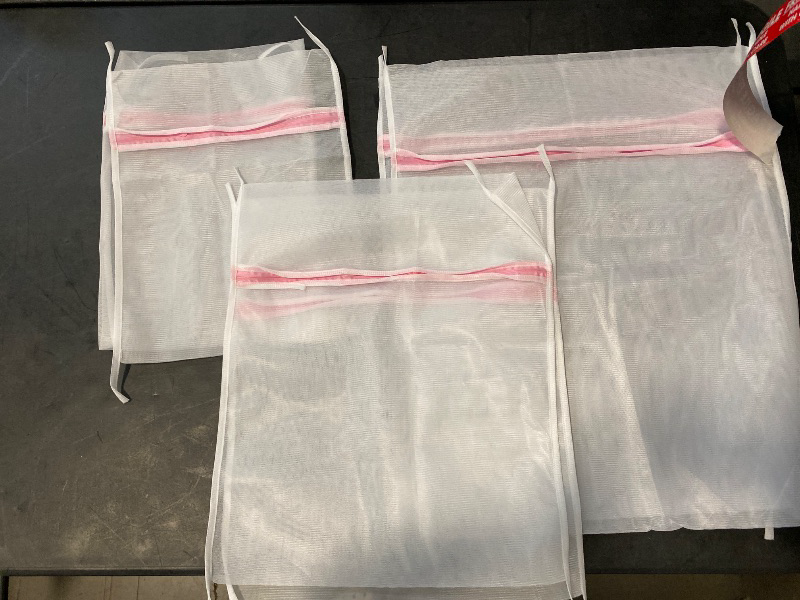 Photo 1 of Mesh Laundry Bags, Set of 6, Zipper Closure. Sizes 2 smalls, 2 med and 2 large