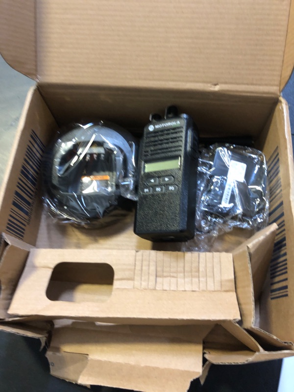 Photo 2 of CP185 UHF AAH03RDF8AA7AN Original Motorola 435-480 MHz Handheld Two-Way Radio Transceiver 4 Watts, 16 Channels Black - 2 Year Manufacturer Warranty