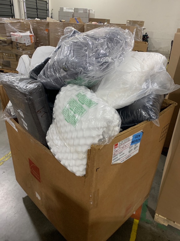 Photo 1 of 20 ITEMS, MIXED, MISCELLANEOUS ITEMS, COMFORTERS, PILLOWS, RUGS, ETC, FINAL SET PRICE, SOLD AS IS