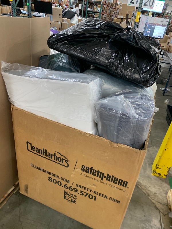 Photo 1 of 16 ITEMS, MIXED, MISCELLANEOUS ITEMS, COMFORTERS, PILLOWS, RUGS, ETC, FINAL SET PRICE, SOLD AS IS