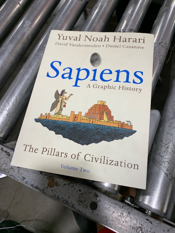 Photo 1 of sapiens book yuval noah