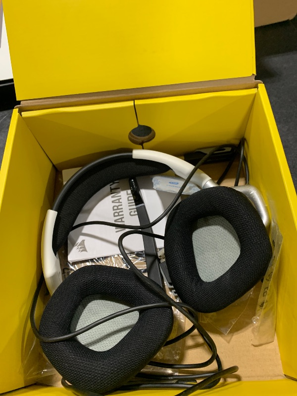 Photo 1 of Corsair Void Elite RGB USB Gaming Headset (7.1 Surround Sound, Optimised Omnidirection Microphone, Customisable RGB Lighting, Microfibre Mesh Fabric Earpads, Aluminium Construction) - White