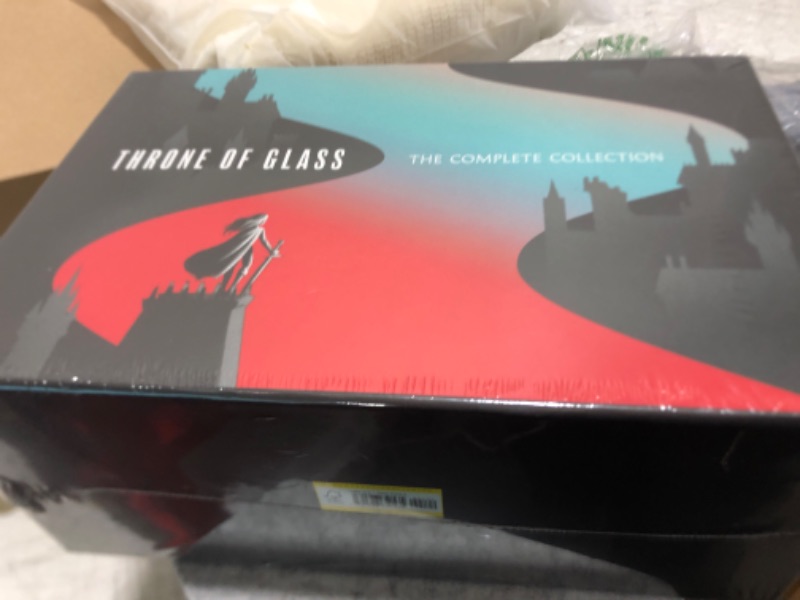 Photo 2 of Throne of Glass Box Set [paperback] Sarah J. Maas [Jun 29, 2023]