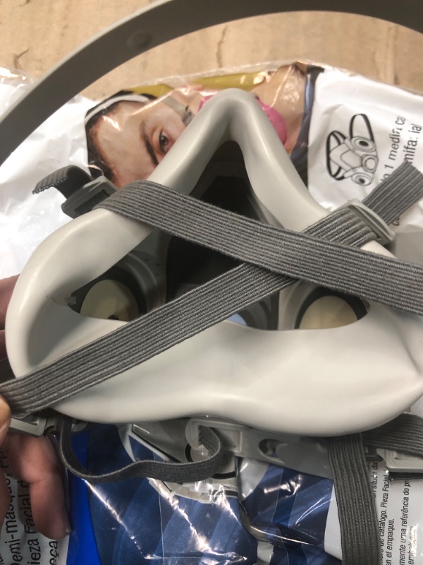 Photo 1 of ***(PARTS ONLY/ NON REFUNDABLE/ NO RETURNS OR REFUNDS)***
3M Safety 142-6100 6000 Series, Small Reusable Half Face Mask Respirator