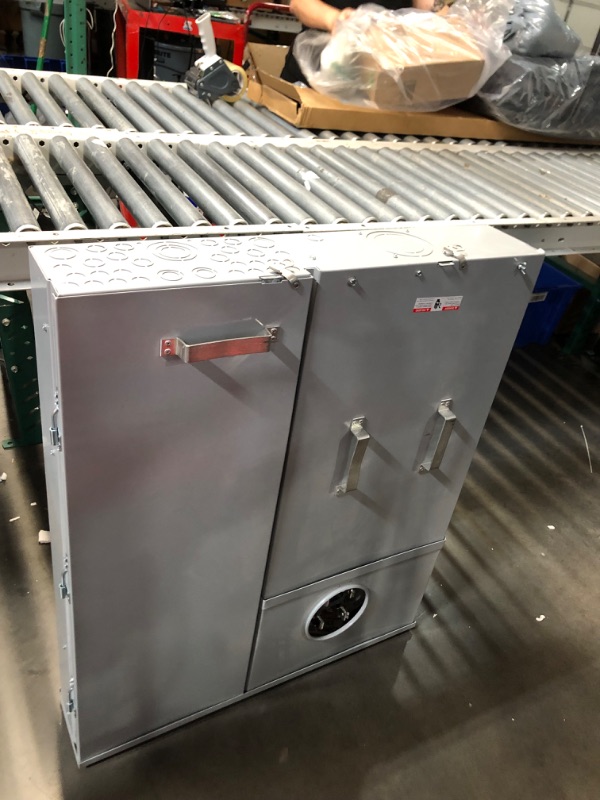 Photo 1 of ***DAMAGED - BENT - NO PACKAGING - SEE PICTURES***
Siemens MC0816B1400SCS 120/240 VAC 320 Amp 1-Phase 3-Wire Ring Type Combination Meter Load Center