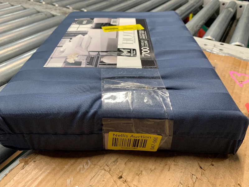 Photo 1 of ***MISSING PARTS***
Member’s Mark 700-Thread-Count Hotel Premier Collection Egyptian Cotton Stripe Sheet Set, KING