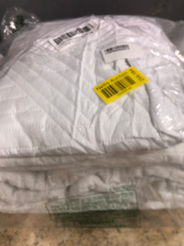 Photo 1 of Exclusivo Mezcla California King Quilt Bedding Set, Lightweight White Oversized King Bedspreads Soft Modern Geometric Coverlet Set for All Seasons (1 Quilt and 2 Pillow Shams)