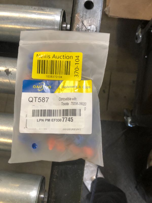 Photo 1 of OAUTOO 40pcs Fender Flare Retainer Clips 75396-35020 75395-35070 for Toyota 4Runner FJ Cruiser Highlander Sequoia Tacoma, Lexus GX470