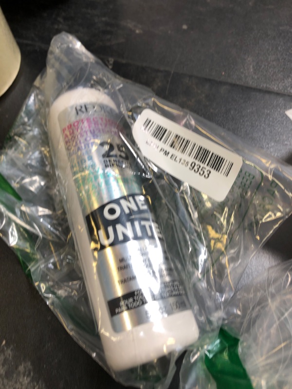 Photo 1 of Redken One United All-In-One Leave In Conditioner | Multi-Benefit Treatment | Heat Protectant Spray for Hair | All Hair Types | Paraben Free
