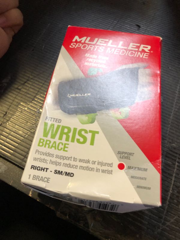 Photo 1 of MUELLER Sports Medicine Green Fitted Wrist Brace for Men and Women, Wrist Pain Relief Support, Ideal for Carpal Tunnel, Tendonitis, Arthritis, Right Hand, Black, Small/Medium