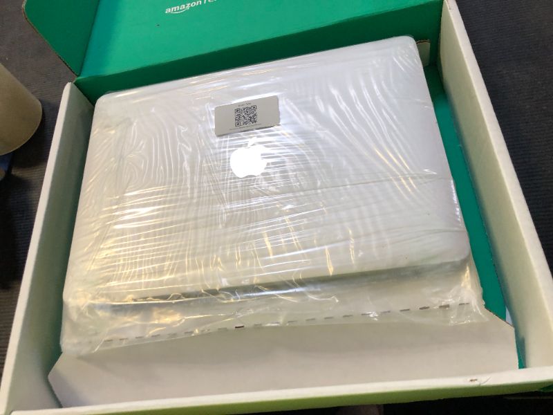 Photo 1 of Late 2020 Apple MacBook Air with Apple M1 Chip (13 inch, 8GB RAM, 256GB SSD) (QWERTY English) Silver (Renewed Premium)