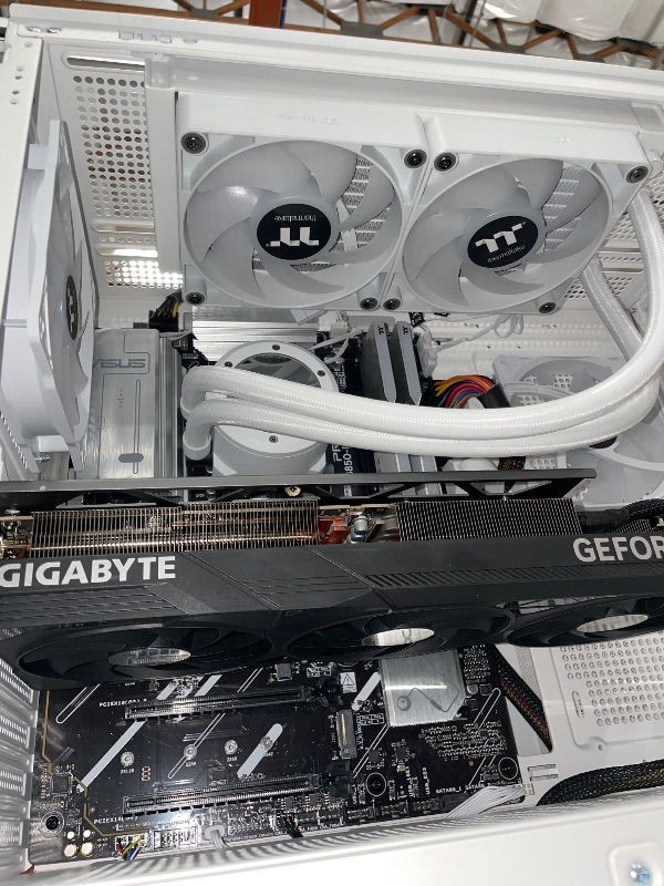 Photo 1 of **Parts Only** Thermaltake LCGS View 7870TS-270 Gaming Desktop (AMD Ryzen™ 7 7800X3D, ToughRam 32GB DDR5 6400MT/s RGB Memory, NVIDIA® GeForce RTX™ 5070 Ti, 2TB NVMe M.2, WiFi, Windows 11) V27S-B850-57T-LCS