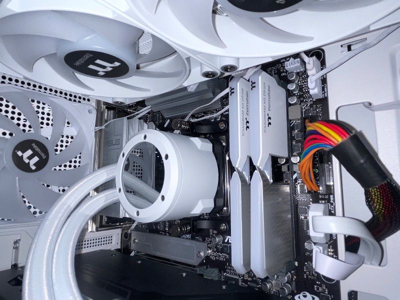 Photo 1 of **Parts Only** Thermaltake LCGS View 7870TS-270 Gaming Desktop (AMD Ryzen™ 7 7800X3D, ToughRam 32GB DDR5 6400MT/s RGB Memory, NVIDIA® GeForce RTX™ 5070 Ti, 2TB NVMe M.2, WiFi, Windows 11) V27S-B850-57T-LCS
