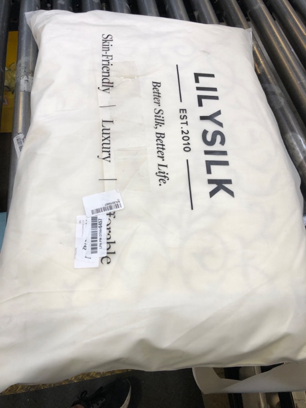 Photo 1 of LilySilk All Season Silk Comforter/Duvet/Quilt, 100% Silk Floss Filling with 100% Cotton Cover King(104x92 Inch,Silk Weight:2.0kg)
