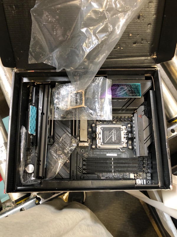 Photo 1 of ASUS ROG Strix X670E-E Gaming Socket AM5(LGA 1718) Ryzen 7000 ATX Motherboard(18+2 Power Stages,PCIe® 5.0, DDR,4xM.2 Slots,USB 3.2 Gen 2x2, WiFi 6E,PCIe Slot Q-Release, M.2 Q-Latch)