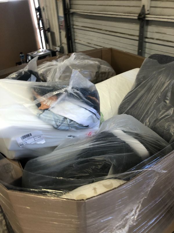 Photo 1 of VARIOUS USED MISC(PRIMARILY BEDDING/PET BEDDING). ITEMS - FINAL SALE, NO RETURNS 