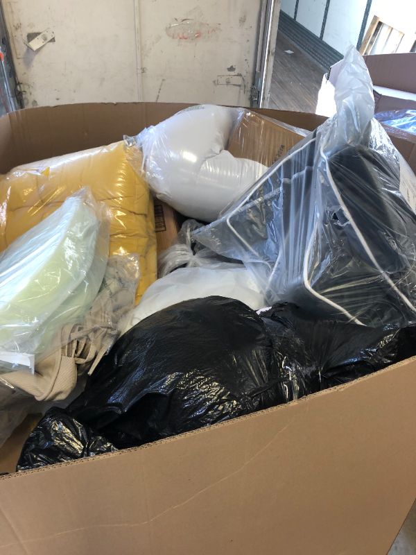 Photo 1 of VARIOUS USED MISC(PRIMARILY BEDDING/PET BEDDING). ITEMS - FINAL SALE, NO RETURNS 