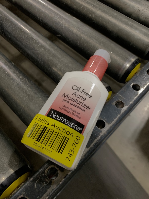 Photo 1 of Neutrogena Oil Free Acne Facial Moisturizer with.5% Salicylic Acid Acne Treatment, Pink Grapefruit Acne Fighting Face Lotion for Breakouts, Non-Greasy & Non-Comedogenic, 4 fl. oz