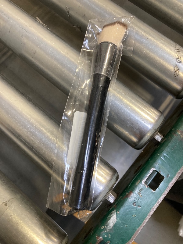 Photo 1 of NYX PROFESSIONAL MAKEUP Total Control Drop Foundation Brush