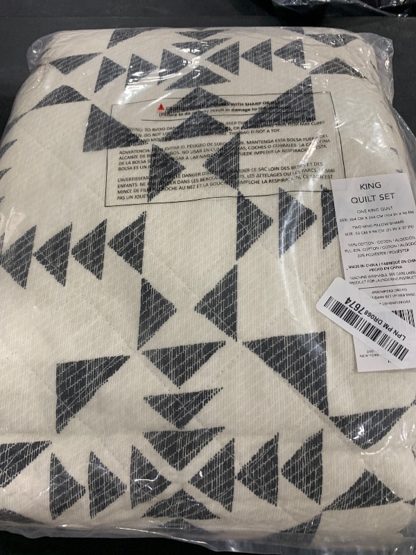 Photo 1 of Eddie Bauer - King Quilt Set, Reversible Cotton Bedding with Matching Shams, Lightweight Home Decor for All Seasons (Arrowhead Charcoal, King)