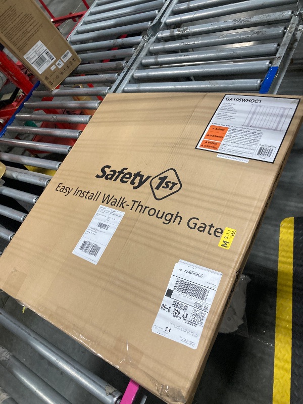 Photo 1 of ***missing hardware***
Safety 1st Easy Install Walk Thru Baby Gate for Doorways, Gate With Door, Dog Gates, Fits 29"-38", Easy Install 28" Tall, White