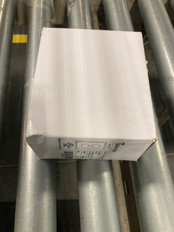 Photo 1 of  20-pack, 1gang duplex receptacle plastic wallplates
