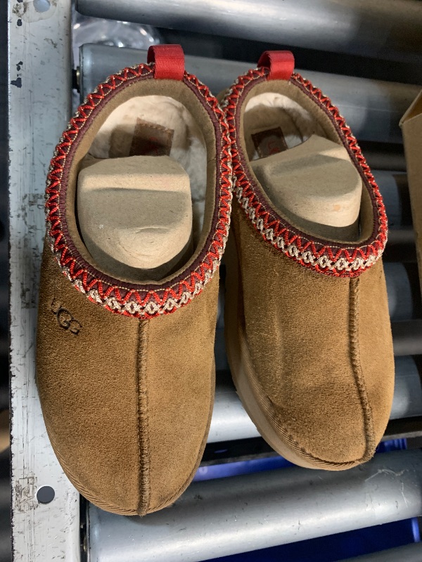 Photo 1 of ***(HEAVILY USED/ MINOR DAMAGE)***UGG Unisex-Child Tazz Slipper, Chestnut, 4