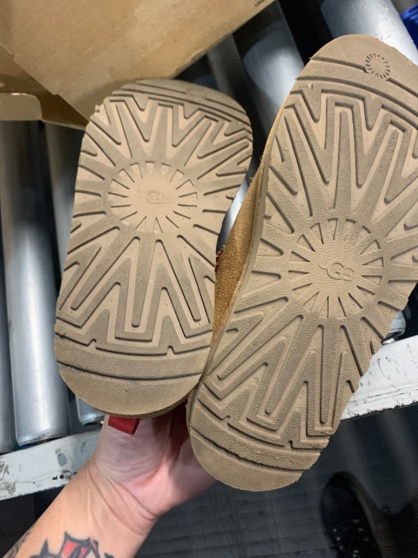Photo 1 of ***(HEAVILY USED/ MINOR DAMAGE)***UGG Unisex-Child Tazz Slipper, Chestnut, 4