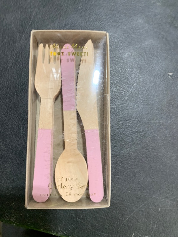 Photo 1 of 24 PIECE CUTLERY SET 