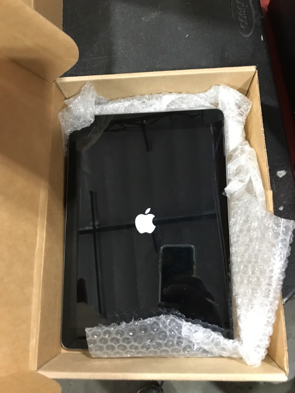 Photo 1 of Apple iPad 2020 (10.2-inch, Wi-Fi, 32GB) - Space Gray (Renewed)