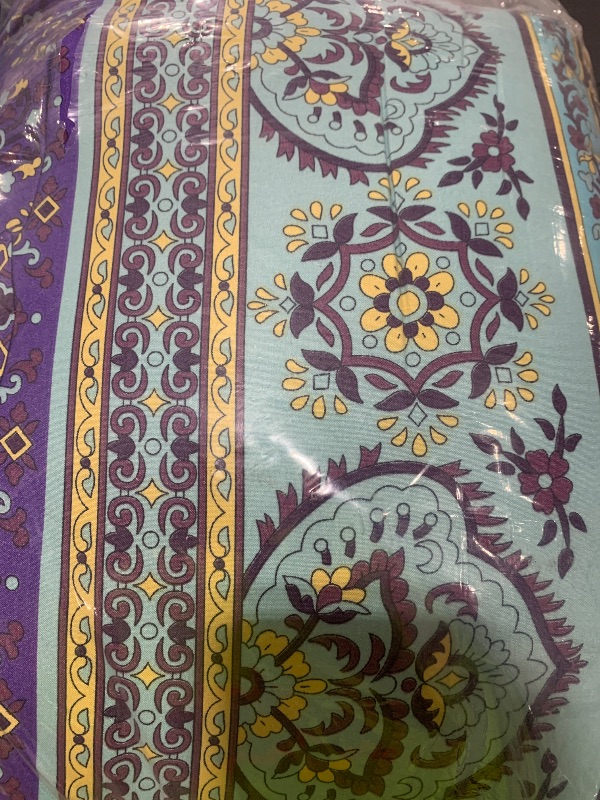 Photo 1 of Designart Cascade Bouquet Traditional Duvet Cover Set
