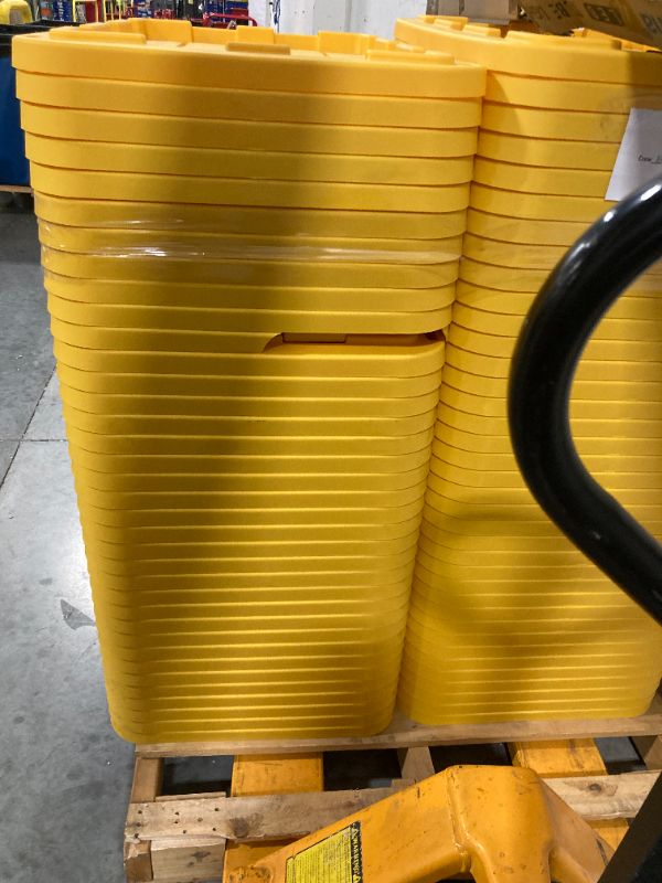 Photo 4 of 15 gallon storage container snap tight lids(pallet)