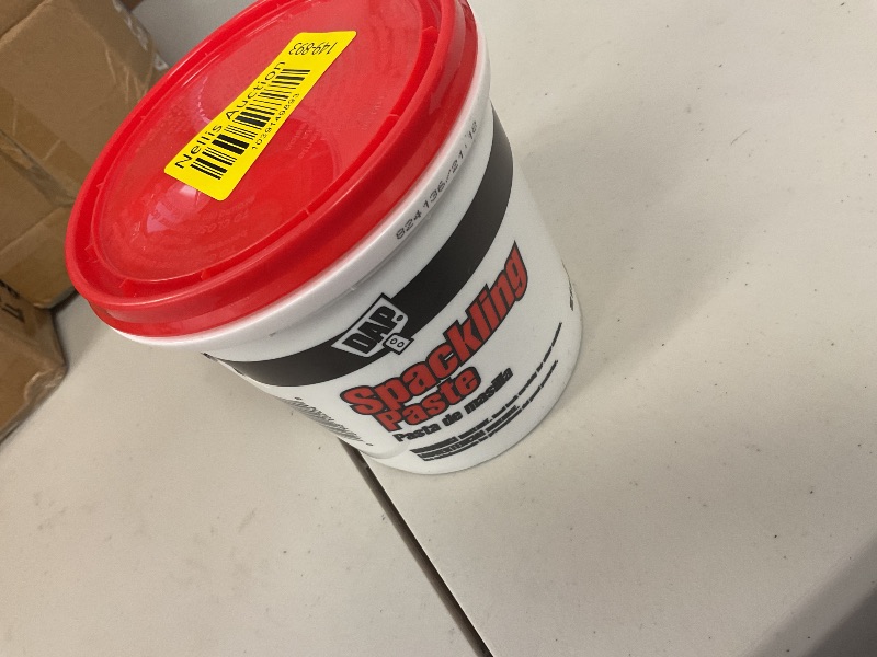 Photo 1 of SPACKLE PSTE 1QRT WHT