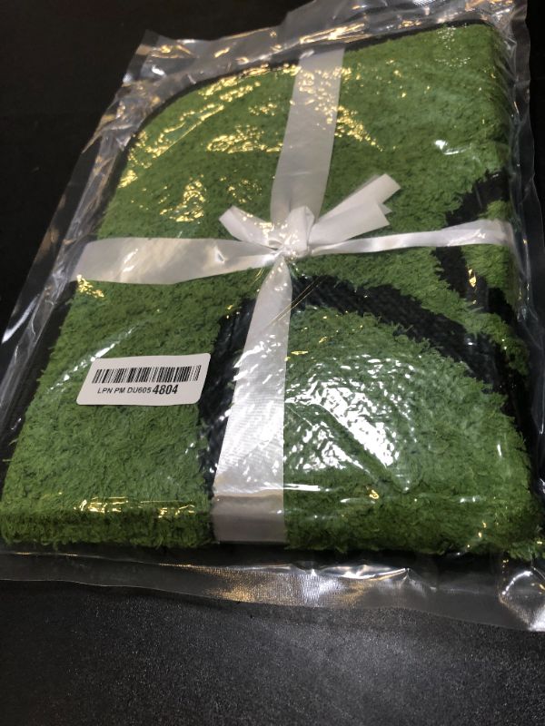 Photo 1 of Qeils Washable Pee Pads for Dogs, 2 Pack Super Absorbent Reusable Puppy Pads with Green Long Wool for Potty Training, Floor, Couch, Bed, and Crate,18"x 24" MISSING 1 PC