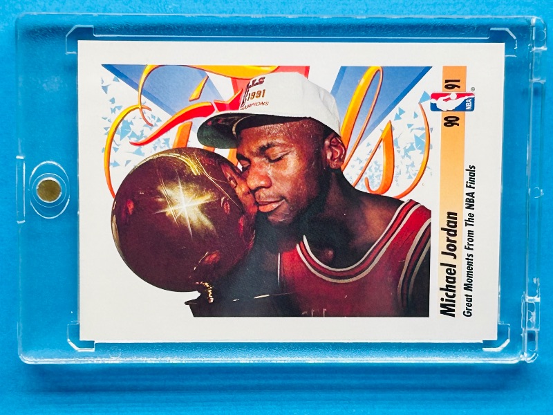 Photo 1 of 165178… Michael Jordan card 334 in hard plastic case 