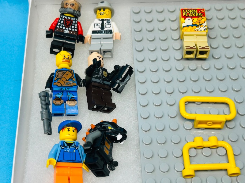 Photo 1 of 165325…mini LEGO figures 
