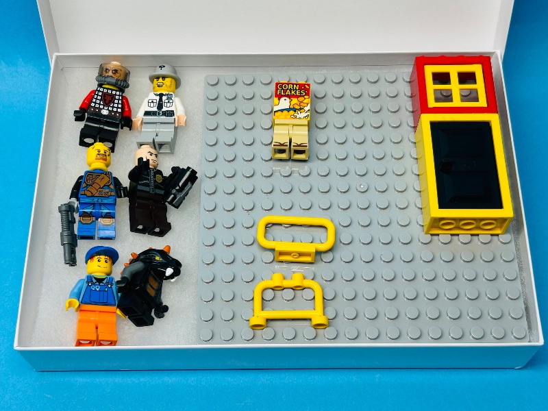 Photo 1 of 165325…mini LEGO figures 