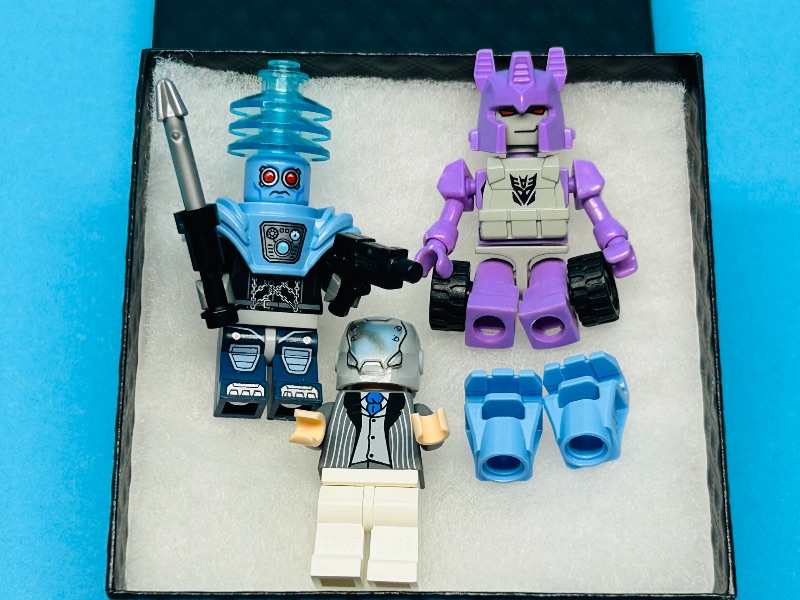 Photo 1 of 165327…3 LEGO mini figures in gift box 
