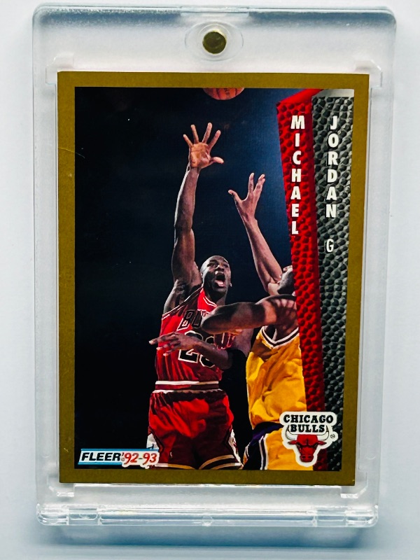 Photo 1 of 165410… Michael Jordan card 32 in hard plastic case 